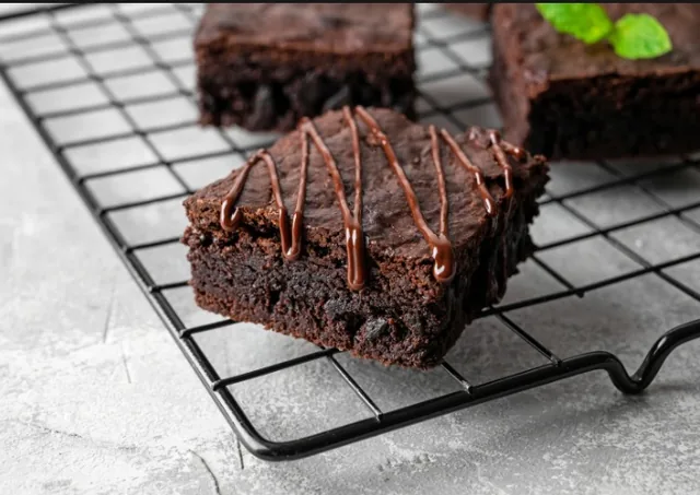 Fotografía de brownies con cobertura de chocolate