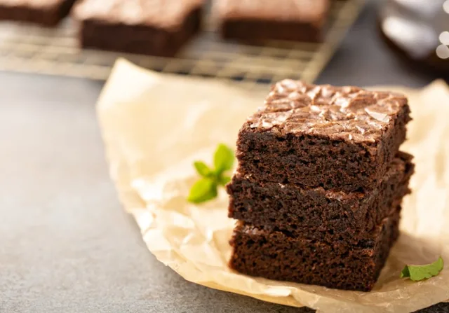 Brownie clásico con interior húmedo y superficie brillante